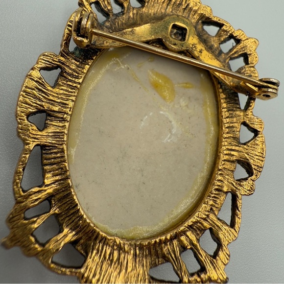 Handpainted Floral Victorian Style Gold tone Vintage Ceramic Pendant / Brooch - Picture 9 of 14